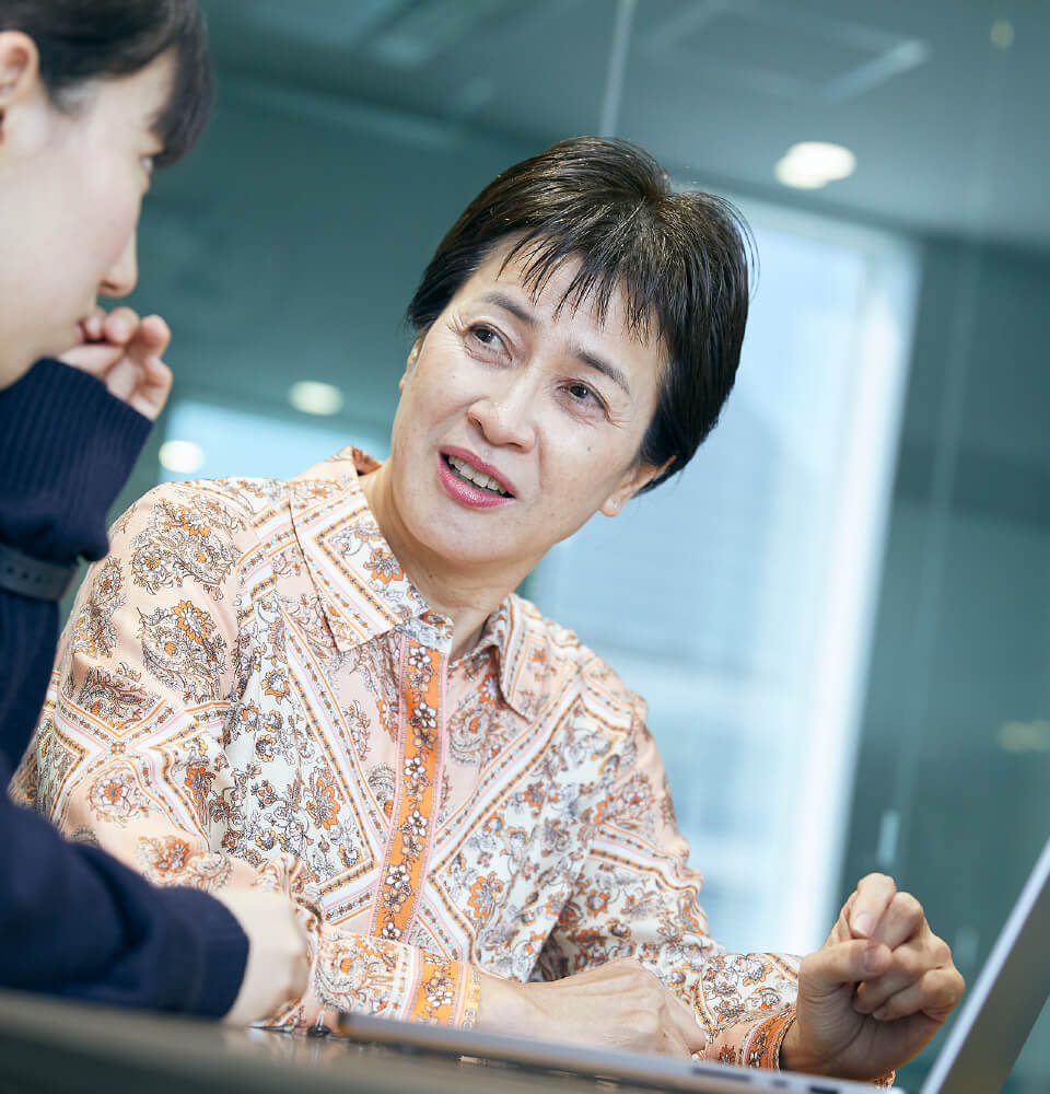 朝居 朋子教授が学生と面談している様子