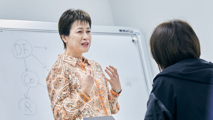 朝居 朋子教授が学生に講義している様子