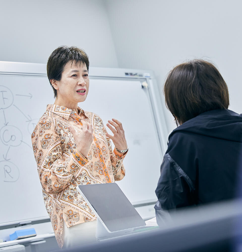 朝居 朋子教授が学生に講義している様子