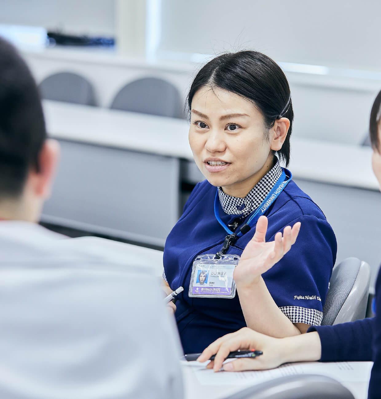 移植コーディネーター同士で会話している様子